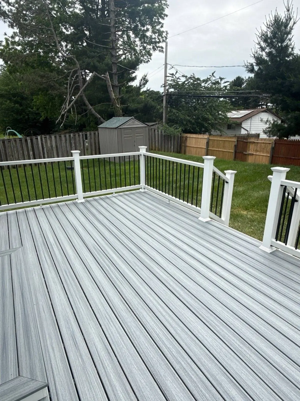 Trex Enhance Naturals in Foggy Wharf with Trex Select railing, Pikesville, MD.