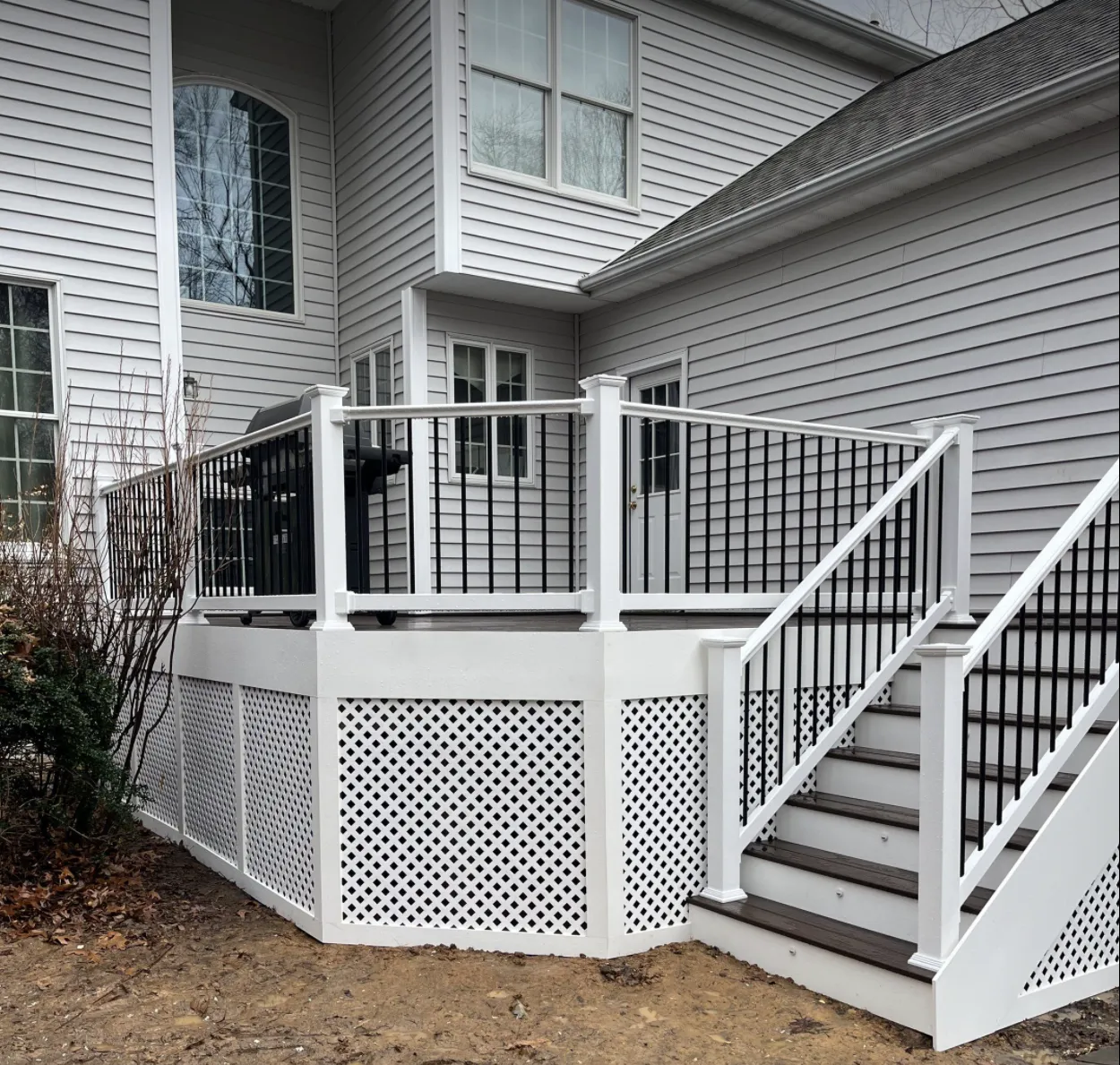 Trex Transcend in Lava Rock with Endurance vinyl rail and privacy lattice, Woodbine, MD.